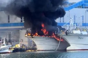 thumbnail - ‘치솟는 검은 연기’… 강릉 주문진 선박 화재