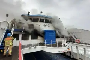 thumbnail - 출항 앞둔 여객선 화재 ‘아찔’