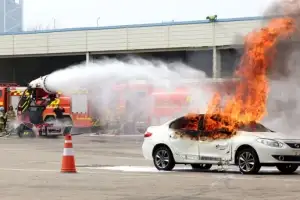 thumbnail - 차량 화재 진압하는 소방로봇