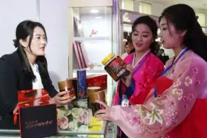 thumbnail - 관광 기념품 살펴보는 평양 시민들