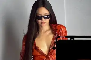 thumbnail - 제니, 레드 슈트와 선글라스로 완성된 강렬한 아우라
