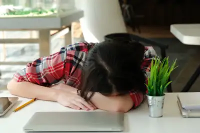 thumbnail - 근무 중 5시간 낮잠에 저혈당 사장 초콜릿 뺏어먹은 女…당당한 이유