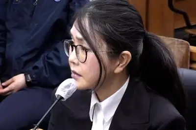 thumbnail - 김건희, ‘매관매직’ 증인 출석…“로봇개 사업 청탁 없었다. 패션 얘기만”