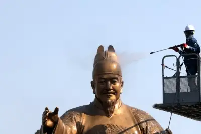 thumbnail - 묵은 때 벗는 세종대왕 동상