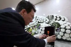 thumbnail - 김 총리, 완도 화재 현장서 순직한 소방관에 훈장 수여