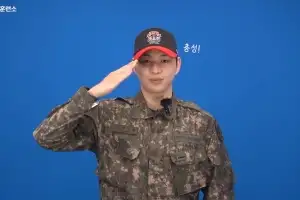 thumbnail - 강다니엘, 군 생활 근황 공개…육군훈련소 영상 ‘깜짝 등장’