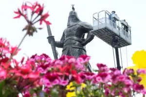 thumbnail - 봄맞이 이순신 장군 동상 세척