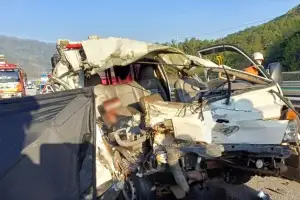 thumbnail - 차로 변경하다 ‘쾅’… 사고 난 트럭