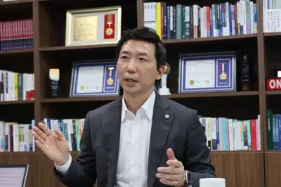 thumbnail - “어려운 국민 돕는 게 재정 원칙”… TBS 정상화 앞장 與이정헌 [주간 여의도 Who?]