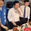 울산 전통시장서 족발 맛보는 
