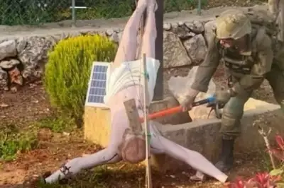 thumbnail - 이스라엘 병사, 예수상에 망치질…軍 “엄중하게 생각” 사과