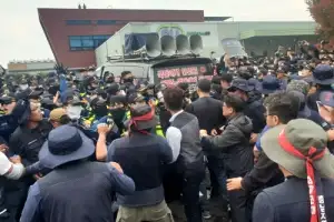 thumbnail - 진주 화물연대 집회 노조·경찰 ‘대치’