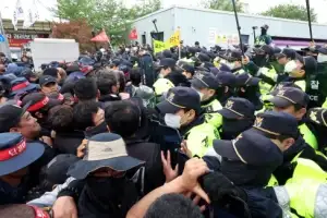 thumbnail - 화물연대 집회 사망사고… 노조·경찰 ‘대치’