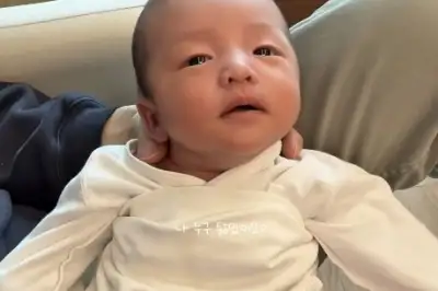 thumbnail - 김소영·오상진, 둘째 아들 얼굴 첫 공개…“아빠 똑 닮았네”