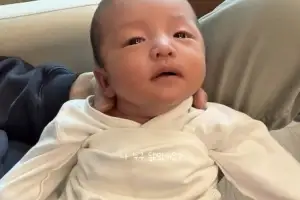 thumbnail - 김소영·오상진, 둘째 아들 얼굴 첫 공개…“아빠 똑 닮았네”