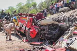 thumbnail - 협곡 아래로 추락한 인도 버스… 최소 21명 사망