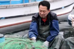 thumbnail - 그물 정리 작업하는 장동혁 대표