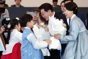 thumbnail - 꽃다발 받는 이재명 대통령 부부