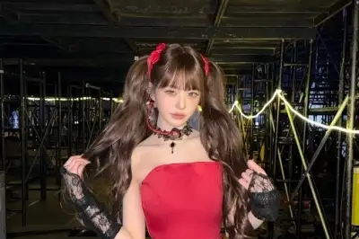 thumbnail - 장원영, 미니 드레스 속 ‘숨막히는 볼륨감’