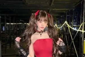 thumbnail - 장원영, 미니 드레스 속 ‘숨막히는 볼륨감’