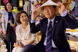 thumbnail - 베트남 전통 모자 쓴 이재명 대통령