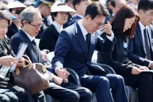 thumbnail - 눈물 흘리는 김민석 국무총리