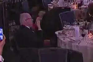 thumbnail - 샐러드 즐기고, 포도주 챙기고… 아수라장 속 ‘강심장’