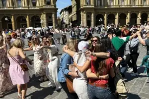 thumbnail - 광장에서 함께 춤을