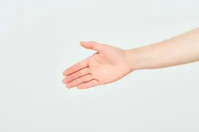 thumbnail - 女직원과 악수하면서 손바닥 긁은 대표, 성폭력일까…법원 판결은?