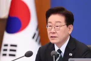 thumbnail - 李대통령 “왜 외국군 없으면 자체방위 어렵단 불안감 갖나”