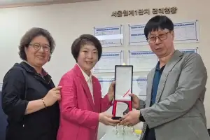 thumbnail - 신동원 서울시의원, 월계2동 주공1단지 주민들로부터 감사패 받아