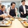 thumbnail - 어르신 위로하는 따뜻한 갈비탕… 서대문 두 번째 ‘행복한 밥상’