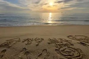 thumbnail - ‘모두 이뤄지길’ 백사장에 적어 놓은 소망