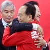 thumbnail - 포옹하는 장동혁·추경호