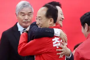thumbnail - 포옹하는 장동혁·추경호