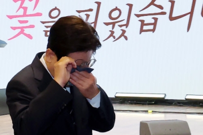 thumbnail - ‘축사 후 눈물 닦는’ 이 대통령