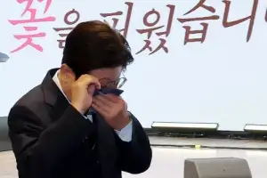 thumbnail - ‘축사 후 눈물 닦는’ 이 대통령