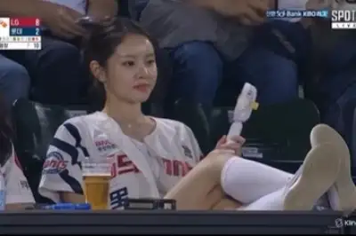 thumbnail - “치마 입고 테이블에 발 올려” 맹승지, 비매너 포착?…“그냥 트렌드”
