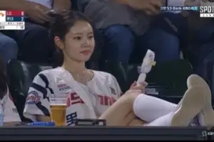 thumbnail - “치마 입고 테이블에 발 올려” 맹승지, 비매너 포착?…“그냥 트렌드”