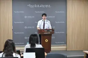 thumbnail - 문성호 서울시의원, 홍제역 2번 출구 ‘사유지 과잉 적치로 인한 통행 방해’… 행정대집행 즉각 시행 촉구