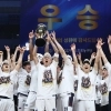 thumbnail - 0%의 기적은 KCC가 잡았다…‘프로농구 최초’ 정규 6위서 챔프 신화