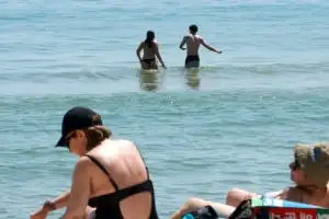thumbnail - 물놀이 즐기는 외국인 관광객