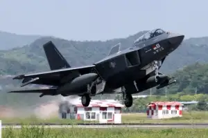 thumbnail - 힘차게 이륙하는 KF-21 시제기