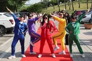 thumbnail - 레드카펫 위 선생님들