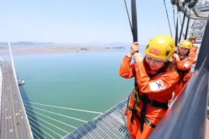 thumbnail - 184m 상공에서 스릴 즐기기