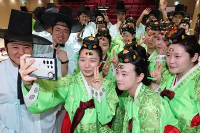 thumbnail - 한복 입고 찰칵… “오늘부터 우리도 성년”