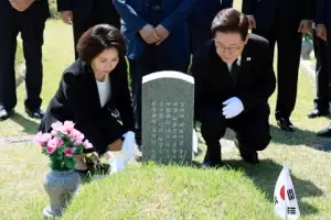 thumbnail - 李대통령 부부, 5·18 민주묘지 참배