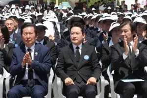 thumbnail - 정청래 “국힘, 아직도 내란 옹호” 장동혁 “李 기념사에 박수 칠 수 없어”