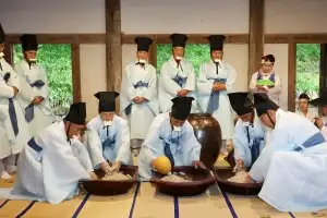 thumbnail - 강릉단오제 앞두고 정성스레 ‘신주 빚기’