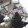 thumbnail - “5000만원 수표 어디서 났어요?” 질문에도 핸드폰만 만지작…알고 보니